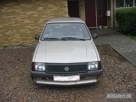 Opel Corsa A 1,0s Swing -Solgt - Den er temmelig lav.. billedet er taget fra 178 cms højde billede 5