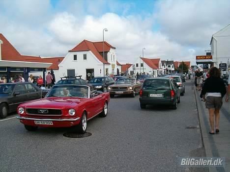 Amerikaner Ford Mustang Conv. - En tur i Blokhus, med Mustangklubben. Har købt 1" sænkningssæt for til, men tror desværre at den går imod. Har problemer nok nu bare.  billede 8