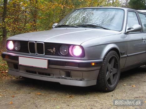 BMW E30 325i Touring - Med Xenon og nye ruller, dog kun kedelig læbe da den anden er nedkæmpet billede 19