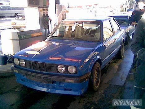 BMW E30 320i 2,7 Solgt - Da jeg lige havde fået kørekort billede 17