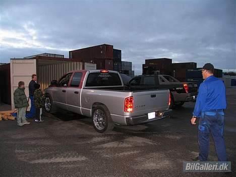 Dodge Ram 1500 - Dodge´en ankommer til Århus fra USA i container billede 2