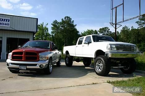 Dodge Ram 1500 - Dodge´en ved siden af en monstertruck i Texas billede 10