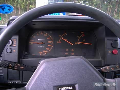 Mazda 323 LX 1,3 (solgt) billede 2