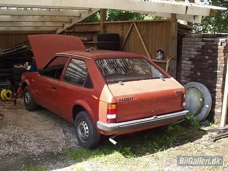 Opel Kadett D *skrottet* - Der står den lille ny så og venter på bedre tider billede 1