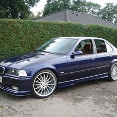 BMW 323i