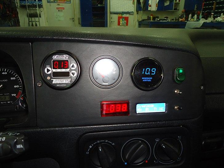 VW vr6 turbo syncro - diverse instrumenter og haldex styring, så kan man selv bestemme hvor mange procent den skal trække på bagakslen billede 3