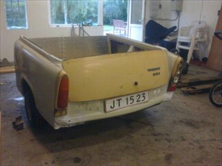 Trabant P601 kombi (SOLGT) - man kan da se hvordan den kommer til at se ud..  alt metal skal sandblæses, og så skal den males.  billede 11