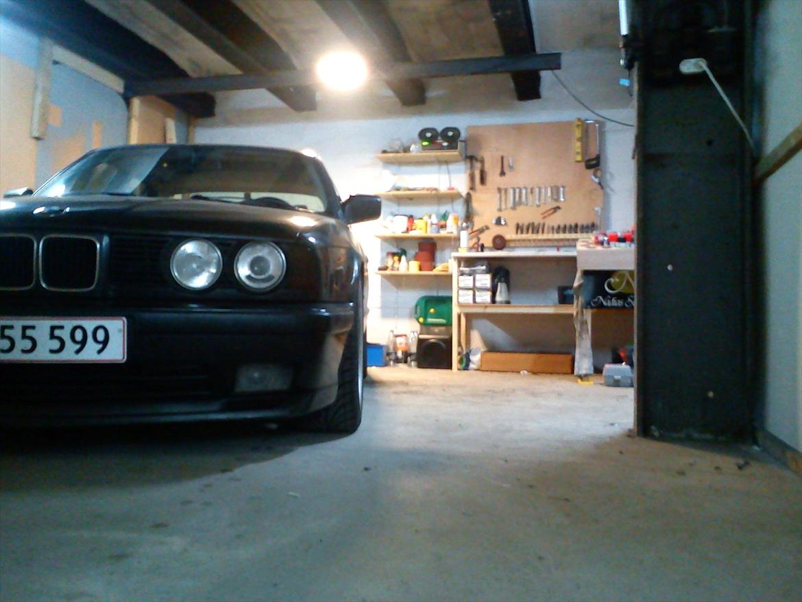 BMW E34 525 24v  - Nu med solfilm 35%lysgennemgang i sideruderne 20% lysgennemgang i bagruden..  
Anden udstødning...  
Tonet blink helevejen rundt...
Lidt sænkning... billede 5