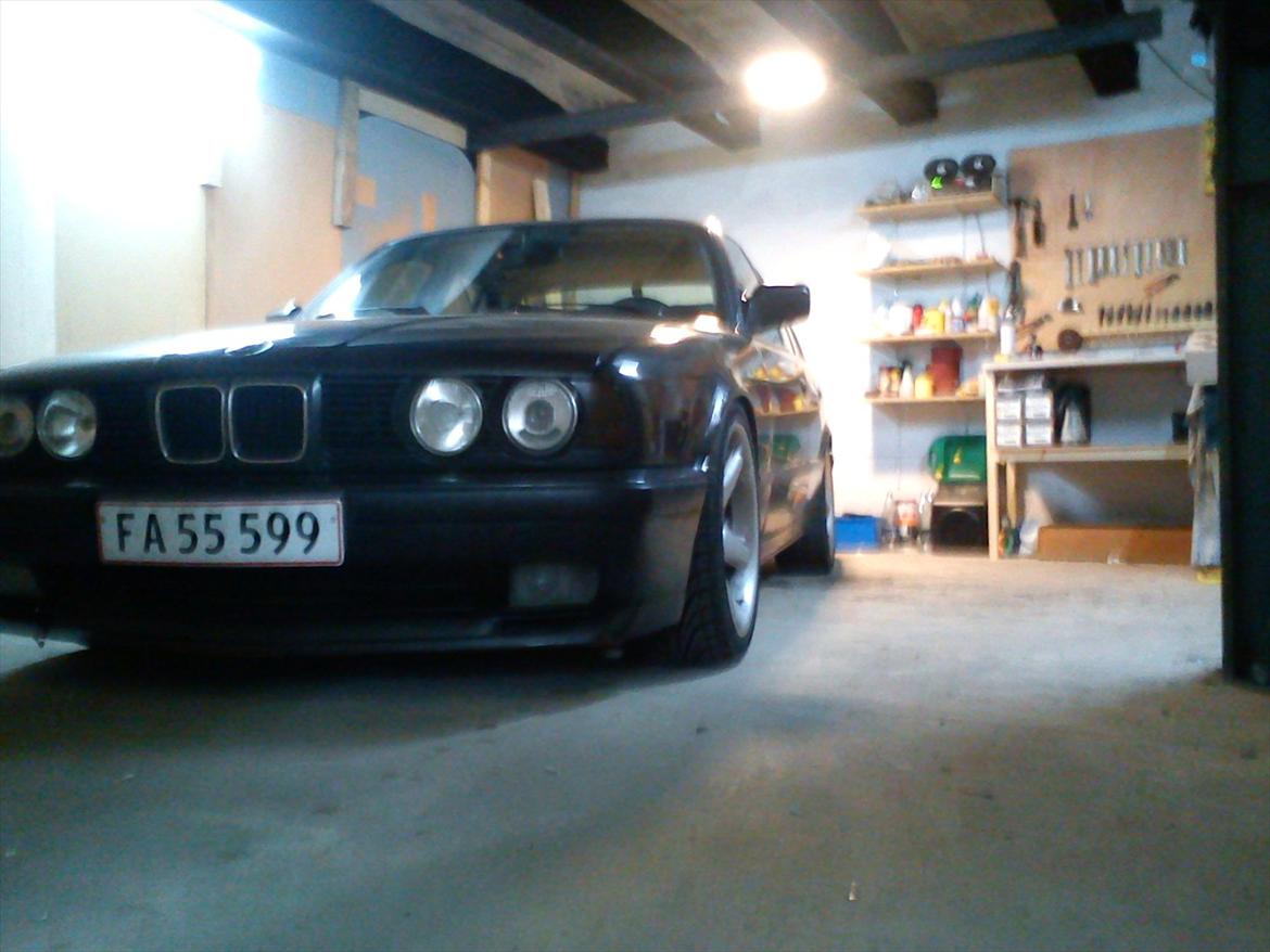 BMW E34 525 24v  - Nu med solfilm 35%lysgennemgang i sideruderne 20% lysgennemgang i bagruden..  
Anden udstødning...  
Tonet blink helevejen rundt...
Lidt sænkning... billede 1