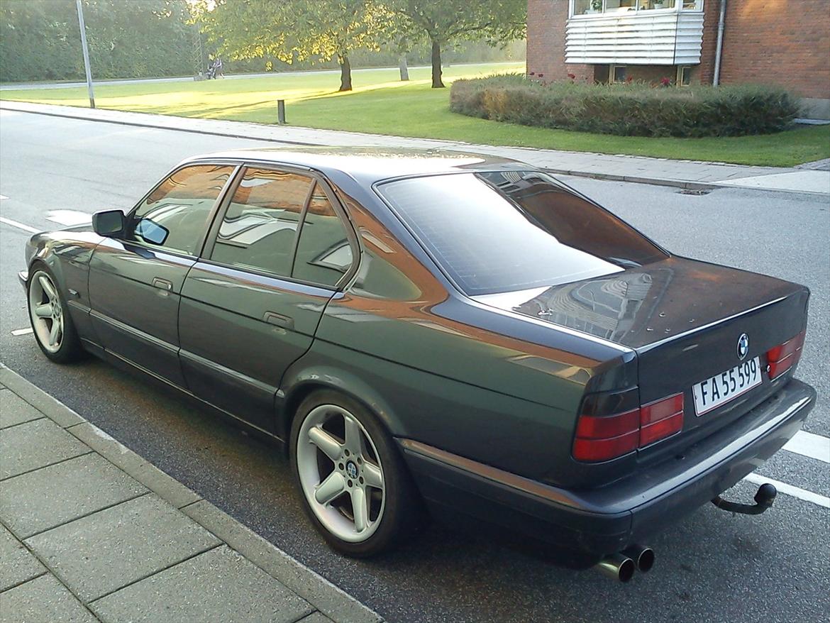 BMW E34 525 24v  - Nu med solfilm 35%lysgennemgang i sideruderne 20% lysgennemgang i bagruden..  
Anden udstødning...  
Tonet blink helevejen rundt...
Lidt sænkning... billede 2