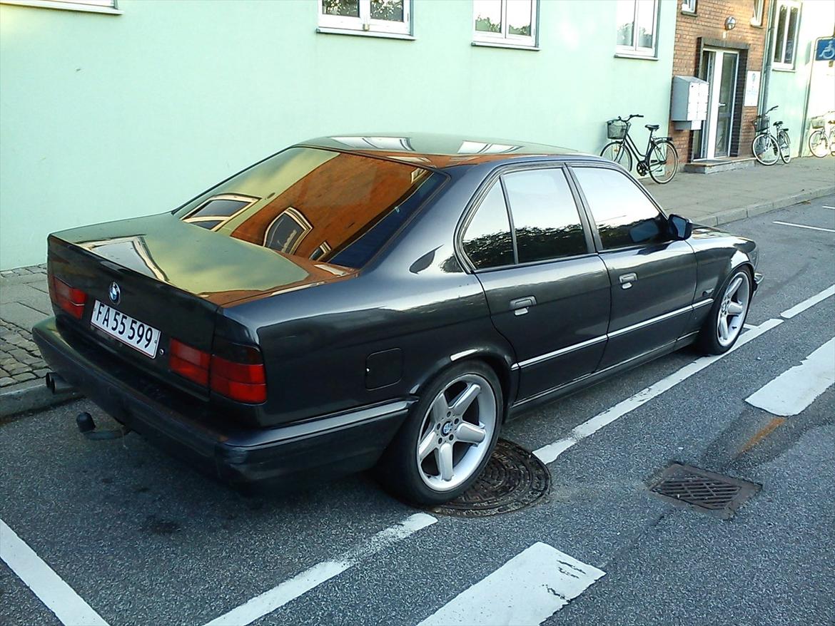 BMW E34 525 24v  - Nu med solfilm 35%lysgennemgang i sideruderne 20% lysgennemgang i bagruden..  
Anden udstødning...  
Tonet blink helevejen rundt...
Lidt sænkning... billede 3