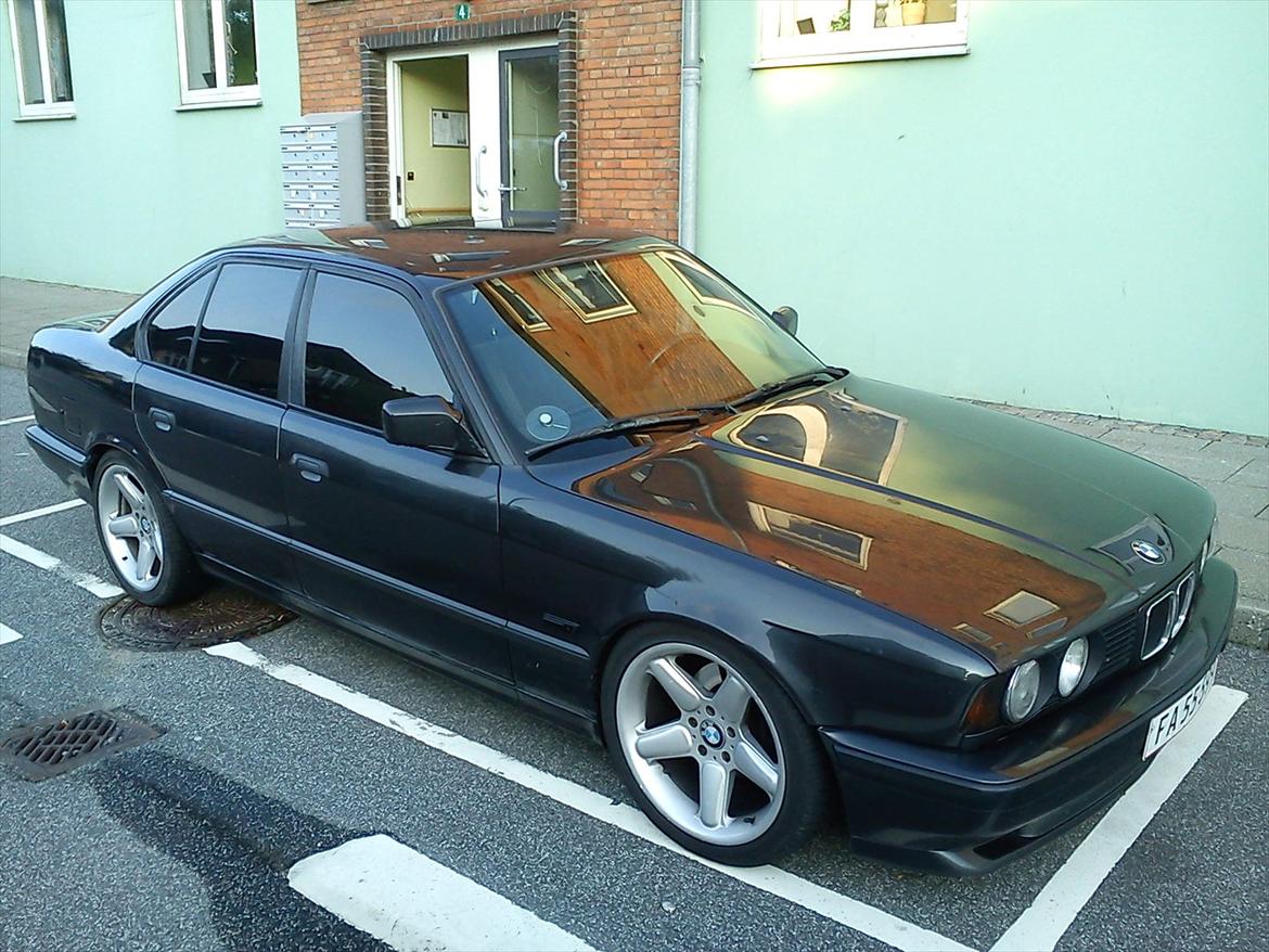 BMW E34 525 24v  - Nu med solfilm 35%lysgennemgang i sideruderne 20% lysgennemgang i bagruden..  
Anden udstødning...  
Tonet blink helevejen rundt...
Lidt sænkning... billede 4