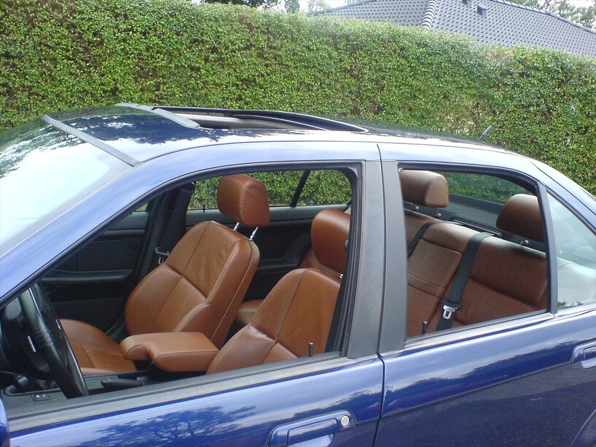 BMW 323i - M3 læderkabine. Farven er igen blevet moderne i BMWs sportsudgaver. billede 8