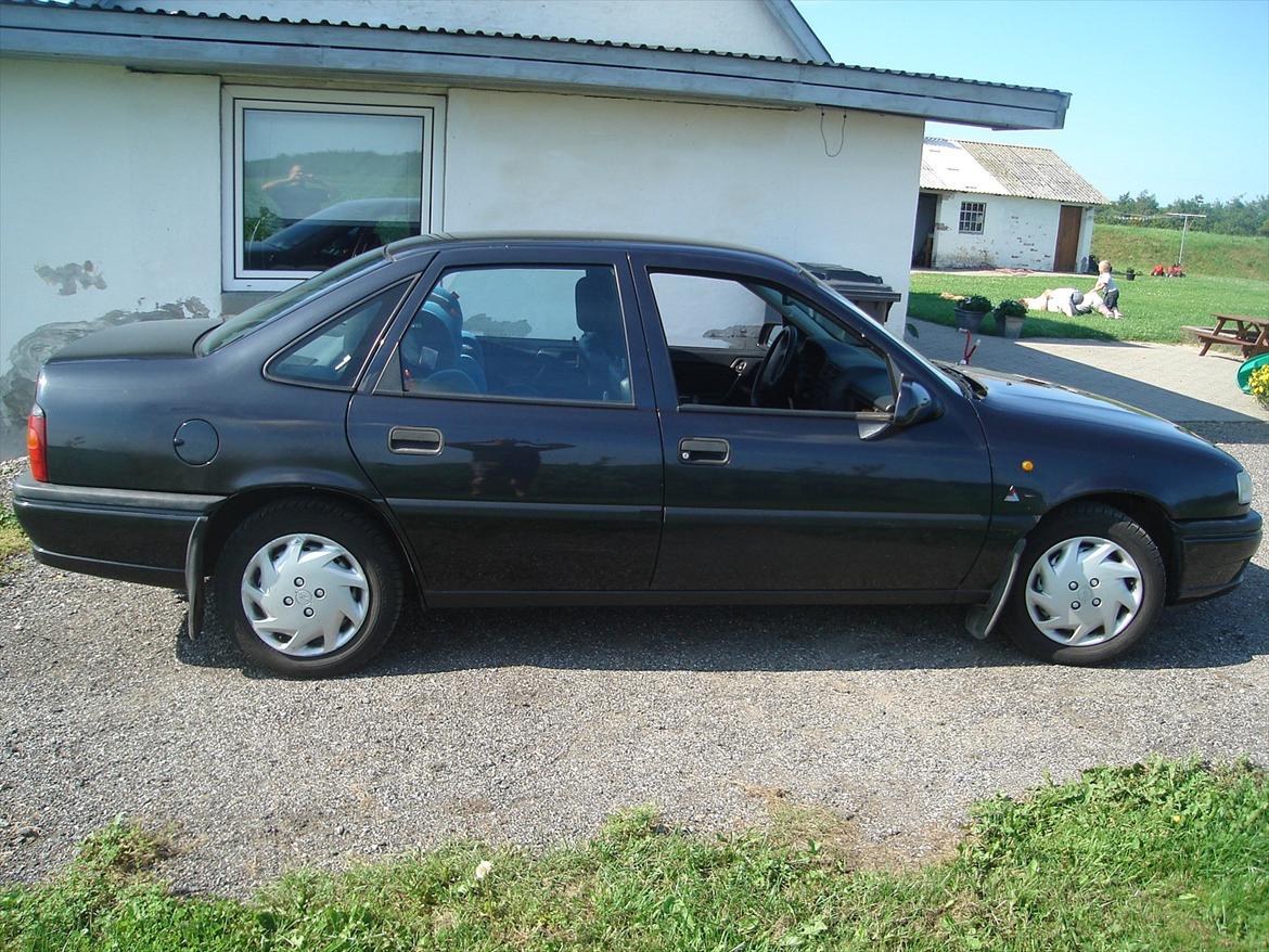 Opel Vectra 1,8I Expression Sedan solgt - ja den kunne godt klare at komme tæter på jorden og så en gang toning af bagruderne billede 1