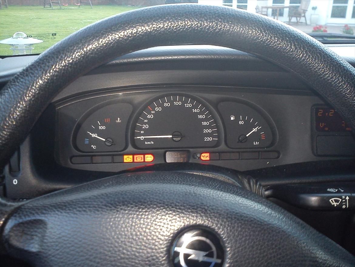 Opel Vectra - Man ved man har fat i noget af det rigtige når man ser det elskede Opel-emblem! billede 8