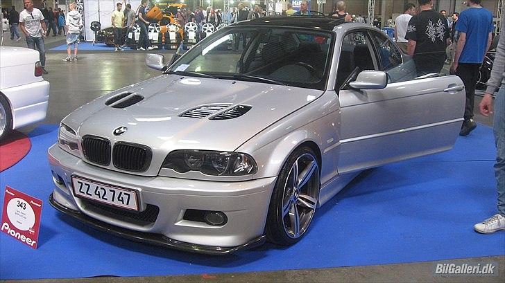 BMW 320D///M e90  - Min gamle E46, som jeg også hentede helt std. (på billedet er den udstillet af den nye ejer ved F&F) billede 7