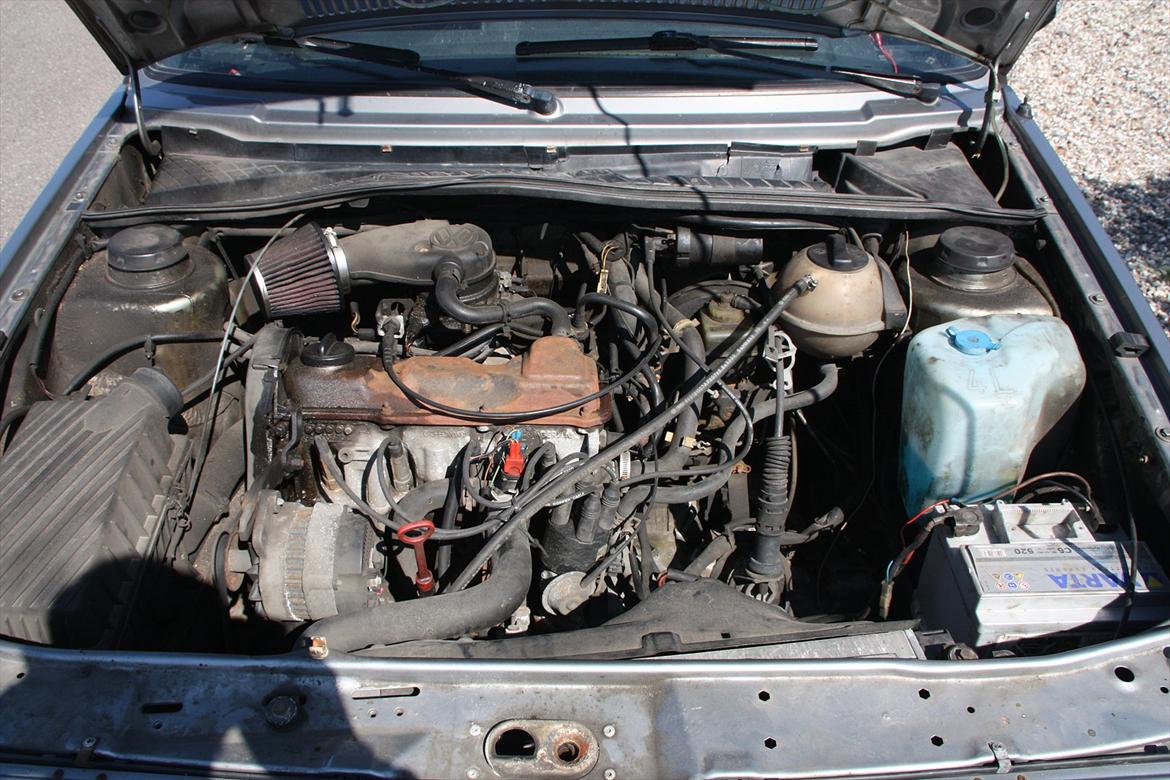 VW Golf 2 1.8 GT - Motoren er sovset lidt ind da pakningen bag knasthjulet har været gået. billede 12