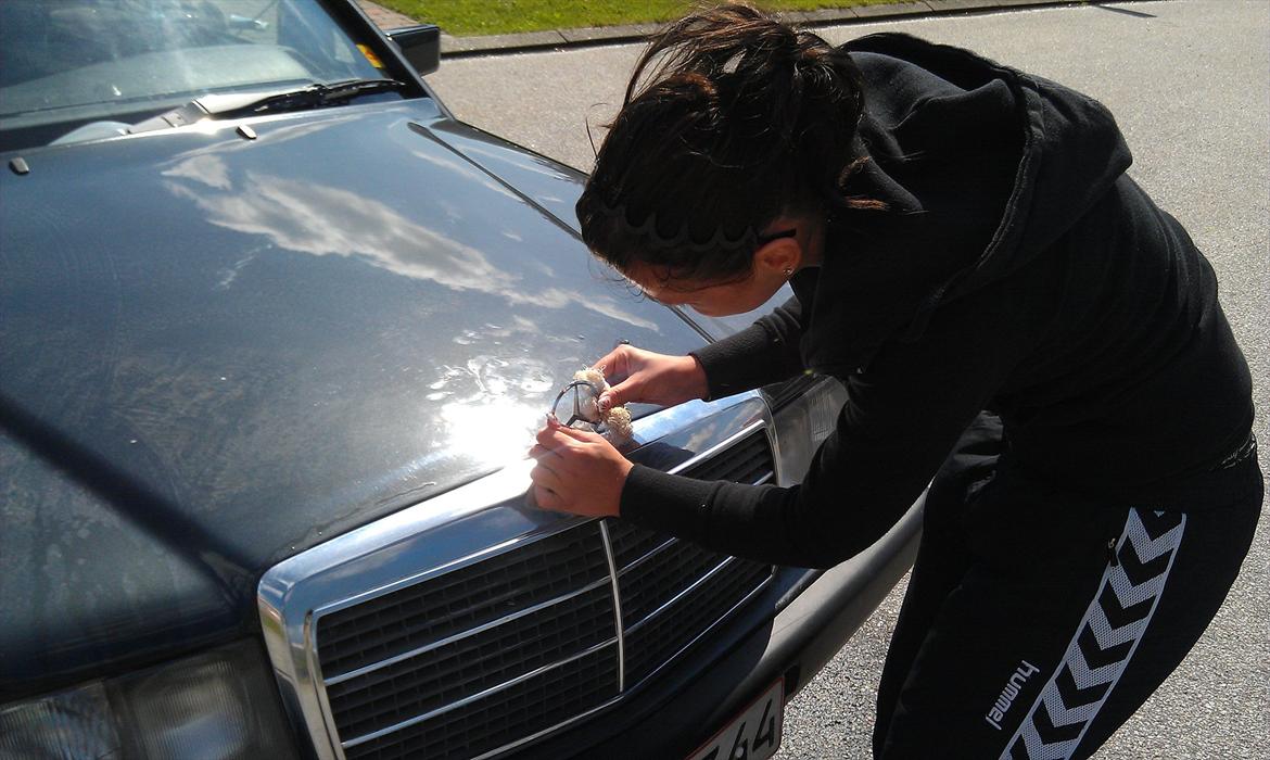 Mercedes Benz 190e (solgt) - lillesøster der er ved at lære at vaske bil hah :D billede 12