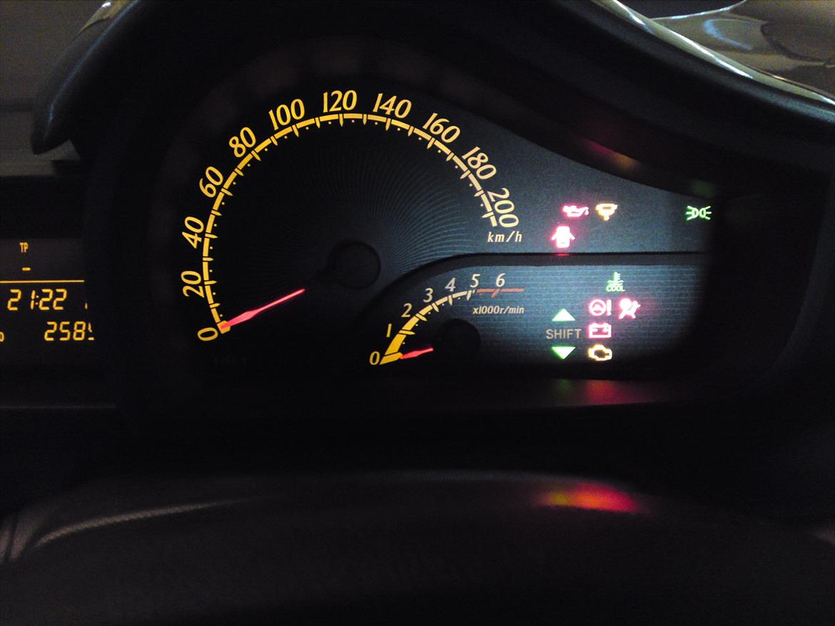 Toyota IQ - 1,4D-4D - Q2. SOLGT - Cokpit som en F16 , alså en fjernstyret F16 billede 10