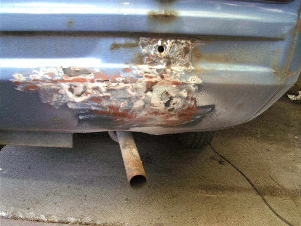 Opel Kadett C - Udretning af bule som forrige ejer har lavet og bare dækket med et kilo spartel.(Kofanger har oss fået et lille tryk så der må ny til) billede 9