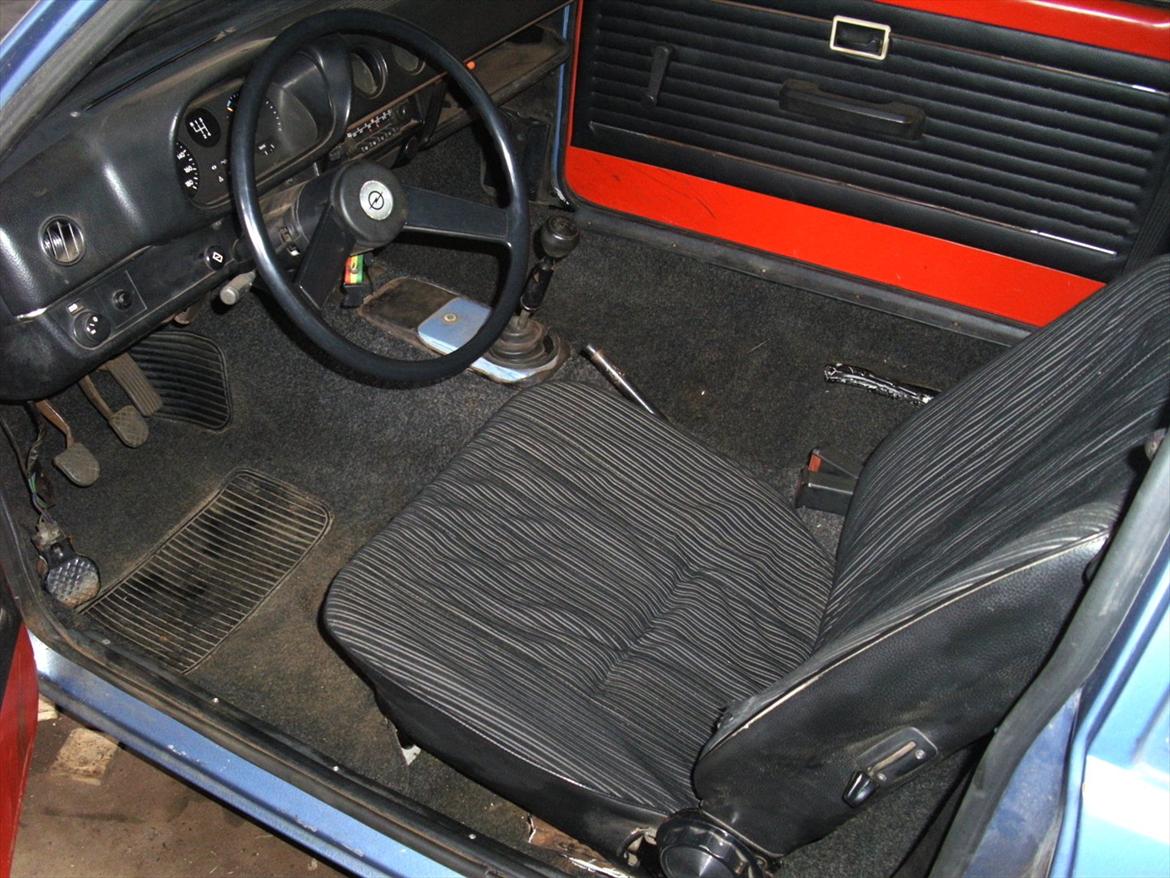 Opel Kadett C - Igang med at montere sæder igen billede 4