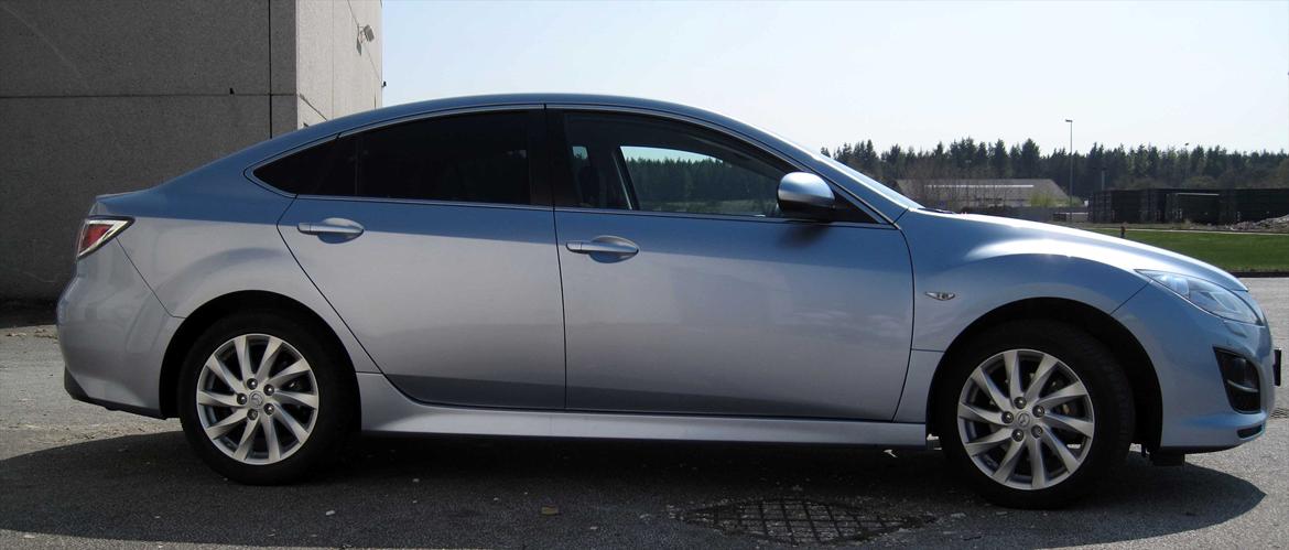 Mazda 6 HB 2,0 Premium - Min Mazda 6 fra siden, bemærk ingen udvendige antenner, indbygget i bagrude, skønt ved bilvask. billede 1