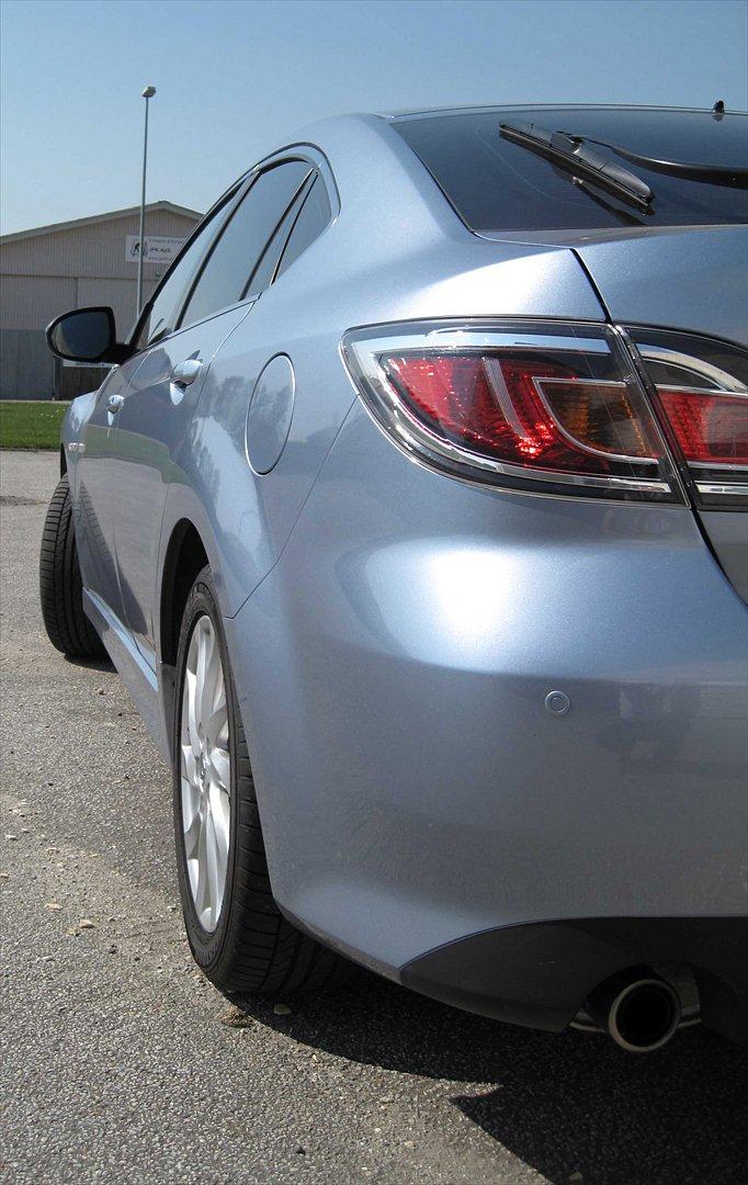 Mazda 6 HB 2,0 Premium - Skråt bagfra, bemærk hvorledes 2011 modellen har andre baglygter end 2010'eren. billede 3