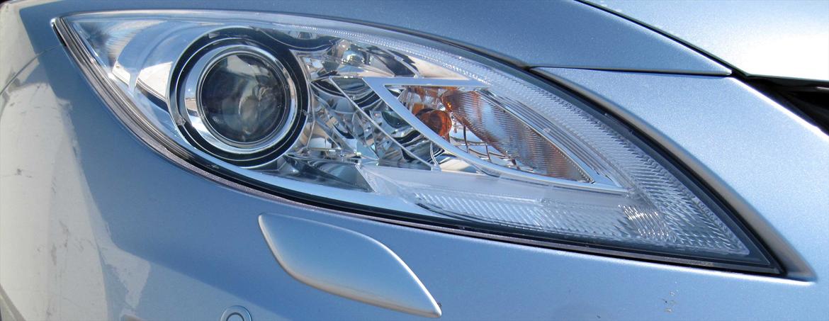 Mazda 6 HB 2,0 Premium - Lygtehus, med Xeon og kurvelys, noget man nu nødigt undværer. Under lygte forlygtevasker. billede 6