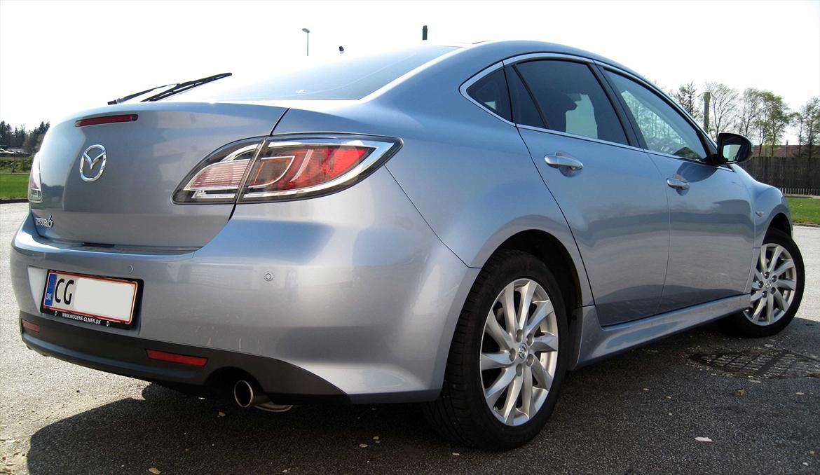 Mazda 6 HB 2,0 Premium - Endnu et billede skråt bagfra. Øvrigt er lukning af bagklap motorassisteret og kan åbnes via fjernbetjeningen billede 7
