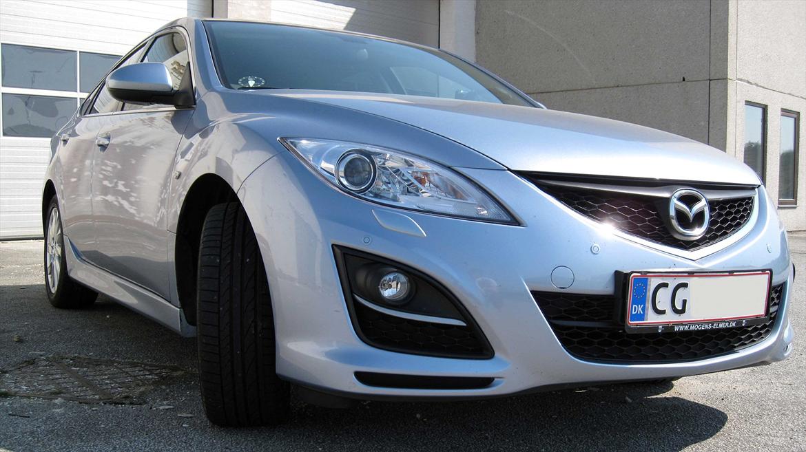 Mazda 6 HB 2,0 Premium - Fronten, bemærk p-sensorer samt at fronten dog adskilder 2011 modellen fra 2010 billede 8