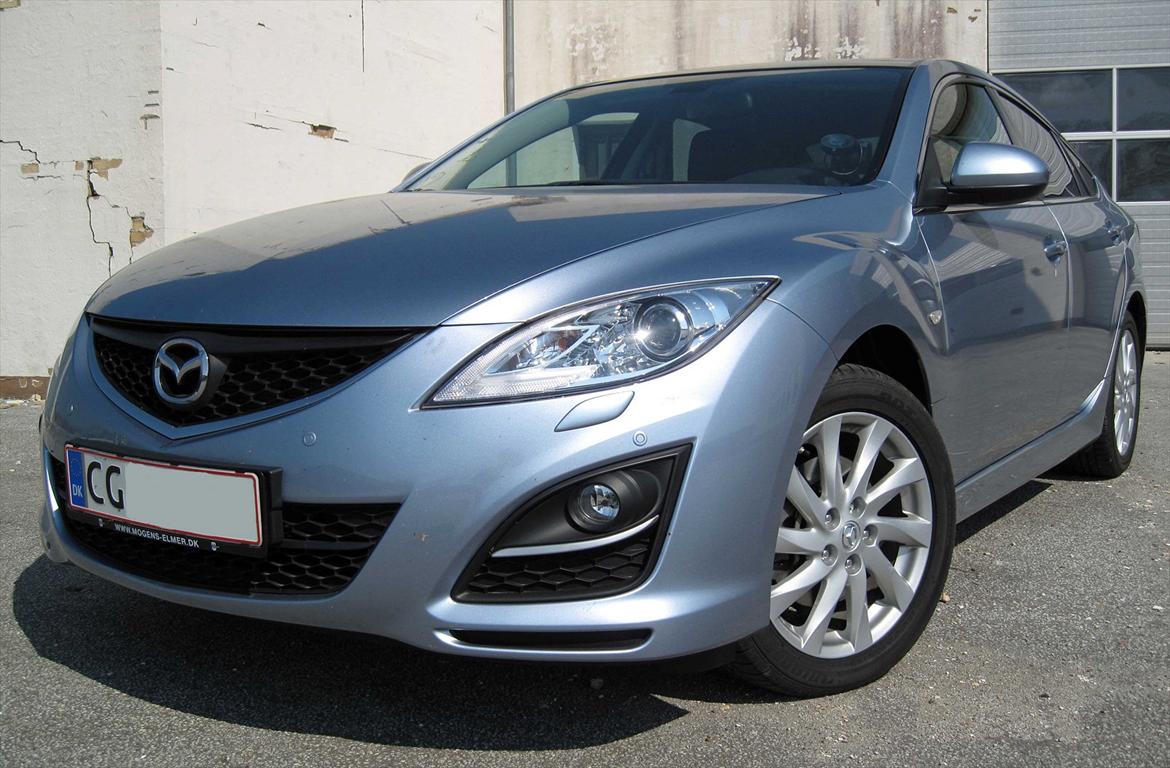 Mazda 6 HB 2,0 Premium - Endnu et frontbillede, hvad ikke kan ses er at sidespejle kan klappes ind elektrisk. billede 9