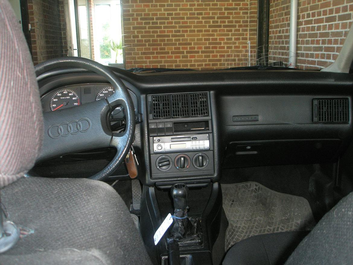 Audi 80  - Kabinen fyldt med hundehår og støv :-( billede 19