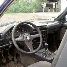 BMW e30 320i