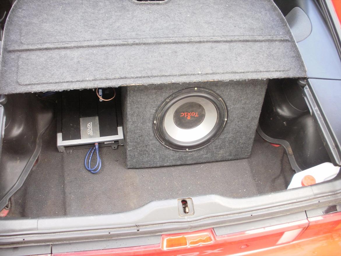 Honda crx - den hjemme byggede sub box med 10" toxic og den lånte mds forstærker billede 13