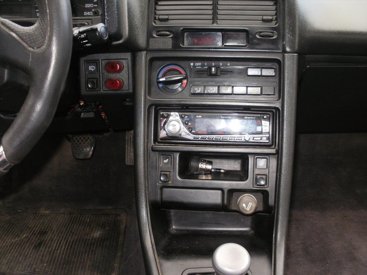 Honda crx - de to røde kontakter til neon lys i motor rummet og dioder i kabinen.. billede 12