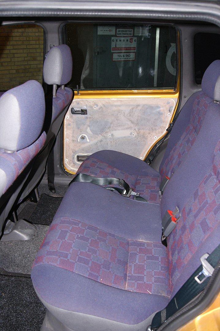 Fiat Punto 60 sx (skrottet) - dørsiderne er pillet af for at ligge glasfiber på. billede 15