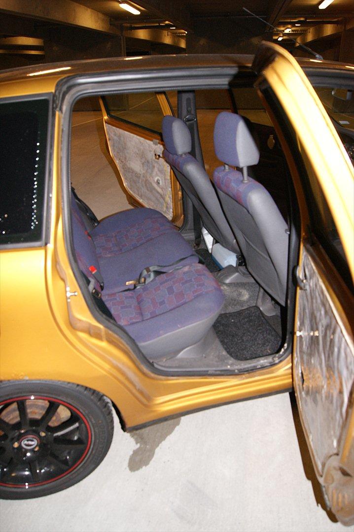 Fiat Punto 60 sx (skrottet) - dørsiderne er pillet af for at ligge glasfiber på. billede 14