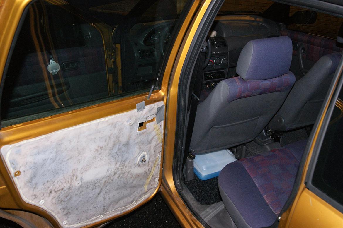 Fiat Punto 60 sx (skrottet) - dørsiderne er pillet af for at ligge glasfiber på. billede 16