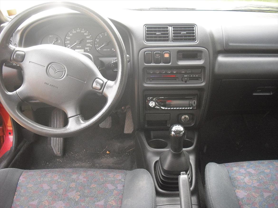 Mazda 323f billede 3