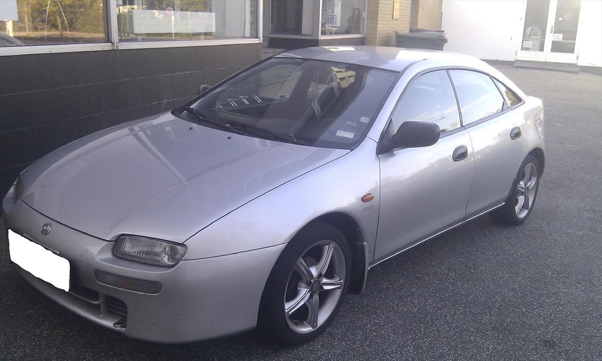 Mazda Mazda 323F BA 1.5i GLX - Frontsideways billede 1