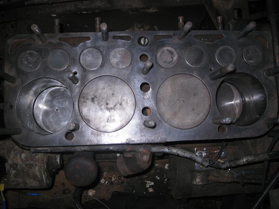 Ford A Tudor  Danmarks Ældste Model A - En utæt ventil gjorde at top må af.. Stempler var fine, og nærmest ingen slidkant ved top.. billede 10