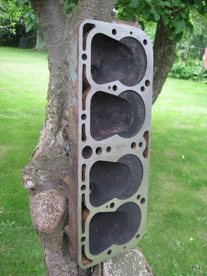 Ford A Tudor  Danmarks Ældste Model A - Nyslebet top.. Motor er samlet igen, og kører fint. Karb bliver renoveret i denne weekend( uge 29 )..
Og det er den orig. top fra 1927, det ses på siden ved strømfordeler. Det er brugt fra Oct 27- Feb 28. billede 12