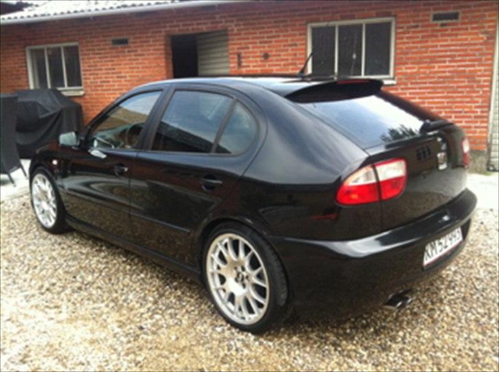 Seat Leon Tdi Topsport "SOLGT" - Ny vasket og tørret i vaske skind... Ligner dog den er blevet poleret, men den står vel bare godt.. billede 1