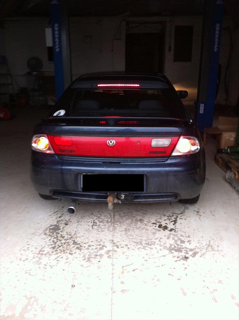 Mazda 323 F GLX 1,8 - bagenden glæder mig til refleksen er væk. billede 5