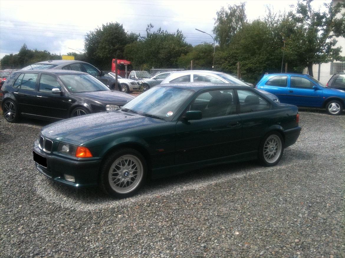 BMW E36 328i Coupé Drift Solgt - Efter vi lige havde været ude og prøve køre den ved forhandleren i Frankfurt, venter på prøverpladerne så vi kunne køre den hjem billede 13