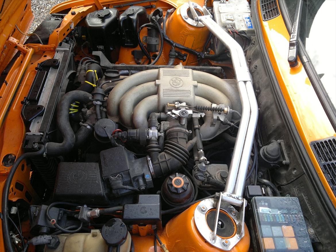 BMW E30 325i Cabriolet - Maskinrummet...det skal lige shines op med malet ventildæksel og indsprøjtning nu her når der skal skarp knast i alligevel ;-) billede 15