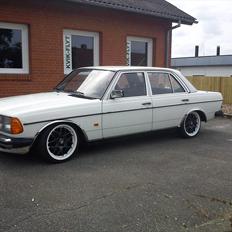 Mercedes Benz 230 w123 solgt