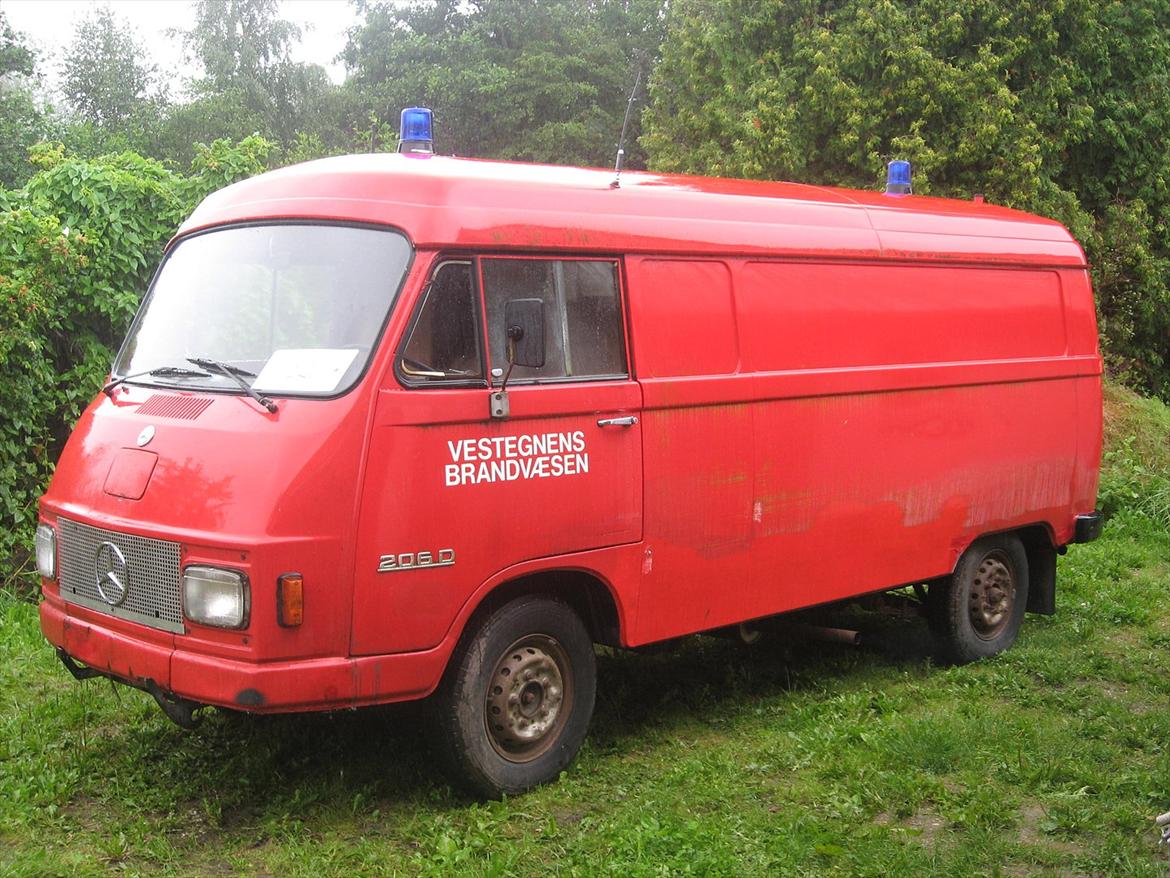 Mercedes Benz L206D - 

Det er bare en varevogn uden ruder i varerummet.  billede 3