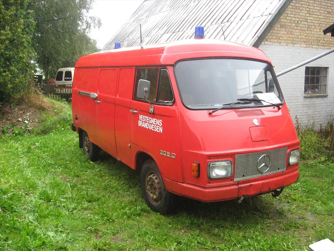 Mercedes Benz L206D - Her mangler dog stadig kofanger med nr.pl. og udryk. horn  billede 1