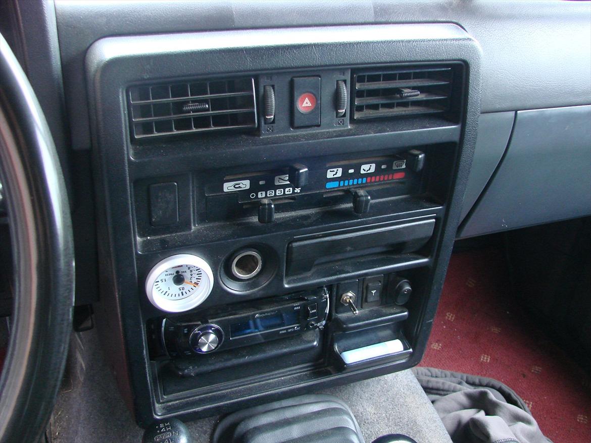Nissan Patrol GR TDI (LYGTEN) - midterkonsol malet sort, og med trykur istedet for uret billede 11